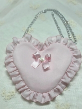 BOLSO DE CORAZN ROSA CON VOLANTES